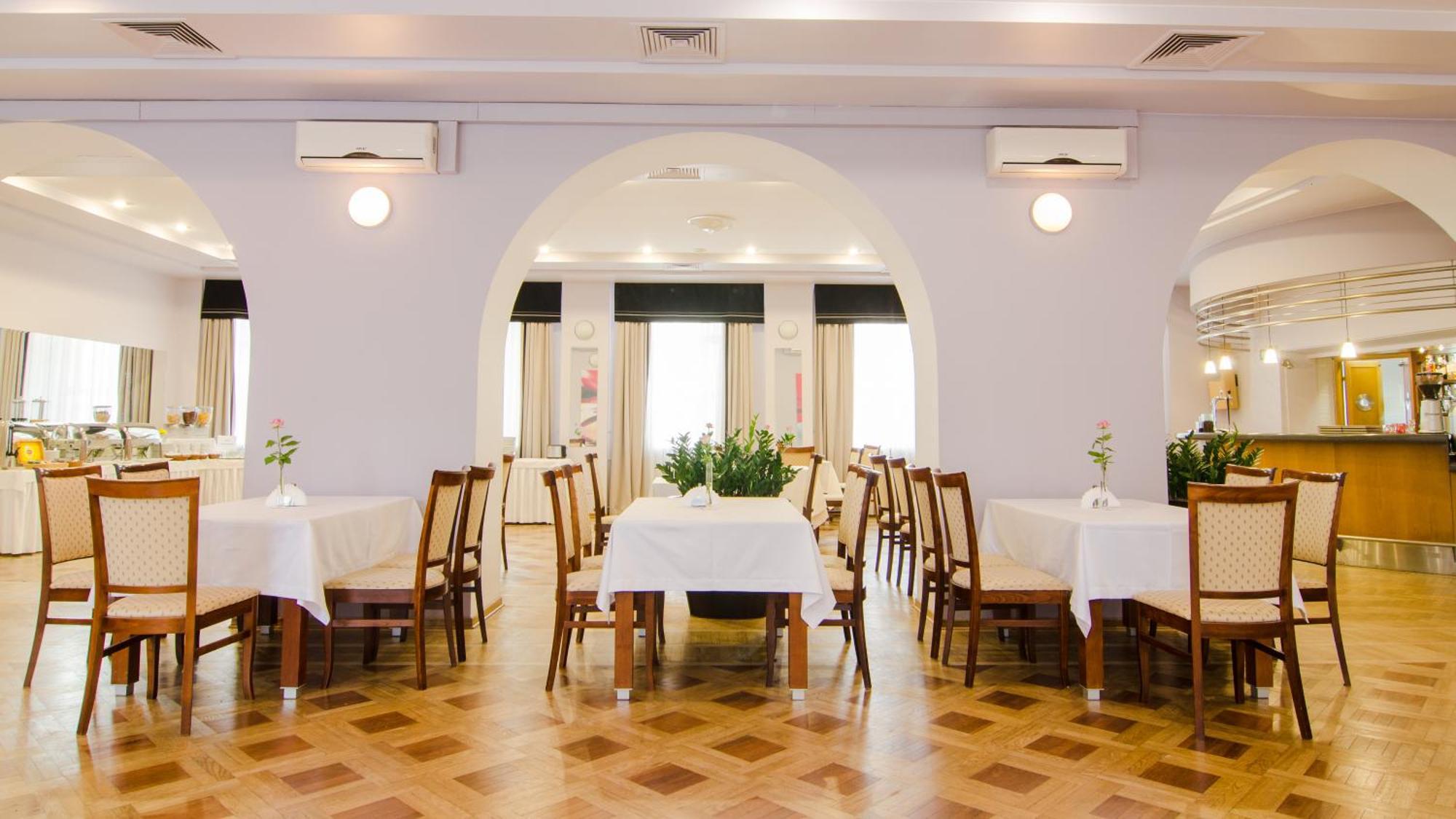 Hotel Lazienkowski Варшава Екстериор снимка